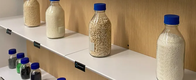 A medida que surgen más investigaciones sobre el impacto del uso excesivo de plásticos, tanto consumidores como fabricantes están buscando alternativas sostenibles y a simple vista, todo lo que contenga el prefijo “bio” suena prometedor, porque se supone que es un producto amigable con el medio ambiente. Sin embargo, estos términos a menudo se confunden, lo que puede llevar a los consumidores a tomar decisiones mal informadas. De acuerdo con el estudio de percepción de plástico y consumo de empaques Latinoamérica 2024 realizado por La Vulca & Netquest, más de la mitad de la población en México (68%) busca certezas en los productos que usa ya que considera que la conciencia ambiental es incierta. Recientemente, el término "biobasado" ha ganado terreno en la industria del plástico, sin embargo, es fundamental entender en qué radica la diferencia con los plásticos convencionales. Los plásticos convencionales se fabrican a partir de combustibles fósiles, mientras que los biobasados provienen de fuentes naturales. No obstante, ser biobasado no garantiza que un plástico sea biodegradable. Los plásticos biodegradables pueden ser biobasados o contener una mezcla de materiales, pero su característica distintiva es su capacidad para biodegradarse (descomponerse) por la acción de microorganismos, completando su ciclo de vida sin dañar el entorno. Además, la producción de bioplásticos y materiales biodegradables suele consumir menos energía que la de los plásticos convencionales, lo que resulta en una reducción significativa de las emisiones de gases de efecto invernadero y una menor huella de carbono. Además de su menor impacto durante la producción, los bioplásticos ofrecen beneficios adicionales al final de su ciclo de vida, especialmente a través de la biodegradación. Este fenómeno natural permite que los materiales se descompongan gracias a la acción de hongos y microorganismos, transformándose en nutrientes y energía para el ecosistema. A diferencia de otros métodos como la descomposición o la desintegración, la biodegradación garantiza que el material no deje residuos tóxicos ni microplásticos que puedan dañar a otros seres vivos. Además, la biodegradación ayuda a reducir significativamente la contaminación plástica, especialmente en entornos naturales donde una mala gestión de residuos puede causar daños considerables. Por ejemplo, según datos de la Organización de las Naciones Unidas (ONU), de los más de 280 millones de toneladas de productos plásticos de vida corta que terminan en la basura, el 46% de ellos se deposita en vertederos municipales, mientras que el 22% se gestiona de manera inadecuada y se convierte en basura. Por ello, los plásticos biodegradables que se descomponen sin dejar microplásticos ni sustancias tóxicas, ayudan a mitigar el impacto negativo en el medio ambiente. En general, los plásticos biodegradables ofrecen una alternativa responsable ante los plásticos convencionales. Estos materiales mantienen las mismas funcionalidades y ventajas prácticas que los plásticos tradicionales, pero sin los efectos adversos para el medio ambiente. En ese sentido, es común usar el término "biodegradable" como sinónimo de "compostable" porque ambos términos sugieren que el material se descompondrá de manera natural sin causar daño al medio ambiente. La confusión entre estos términos surge porque ambos implican descomposición natural, pero no todos los materiales biodegradables son aptos para el compostaje y no todos cumplen con los estándares para ser considerados compostables. Entendamos por qué… La biodegradación es el proceso de descomposición de los materiales por la acción de hongos y microorganismos, mientras que el compostaje es una de las condiciones específicas en las que puede ocurrir este proceso, típicamente en presencia de oxígeno y con parámetros de temperatura y humedad controlados, teniendo como resultado final compost o abono natural. Por lo tanto, aunque algunos materiales son biodegradables y pueden descomponerse en diversas condiciones, no todos son necesariamente compostables, es decir, capaces de descomponerse eficientemente en un ambiente de compostaje. Las condiciones para la biodegradación varían: en el compostaje, ya sea casero o industrial, el proceso es aeróbico (en presencia de oxígeno); en los rellenos sanitarios, la biodegradación ocurre en ausencia de oxígeno; al aire libre, en el ambiente natural, hongos y microorganismos filamentosos desempeñan un papel crucial en la descomposición; y finalmente, en el medio marino, la biodegradación se lleva a cabo gracias a organismos marinos específicos. Estas condiciones diversas aseguran que los plásticos biodegradables puedan descomponerse de manera eficiente en diferentes entornos, reduciendo así su impacto ambiental. Dado que la industria mundial de bioplásticos está en pleno crecimiento y se prevé que la capacidad global de producción alcance cerca de 7.59 millones de toneladas para 2026, representando el 2% de la demanda mundial de materias primas plásticas, las regulaciones, certificaciones y una adecuada educación son fundamentales para que los bioplásticos alcancen todo su potencial. Al optar por plásticos biodegradables, contribuimos a un futuro más sostenible y saludable para nuestro planeta. Por ello, entender y diferenciar los conceptos de biodegradación, bioplásticos y materiales biobasados es vital para avanzar hacia una economía más sostenible de los sectores de alimentos, retail, e-commerce, etc. La elección de materiales biodegradables no solo ayuda a reducir la contaminación, sino que también promueve un ciclo de vida más amigable con el medio ambiente, beneficiando tanto a la naturaleza como a la sociedad.