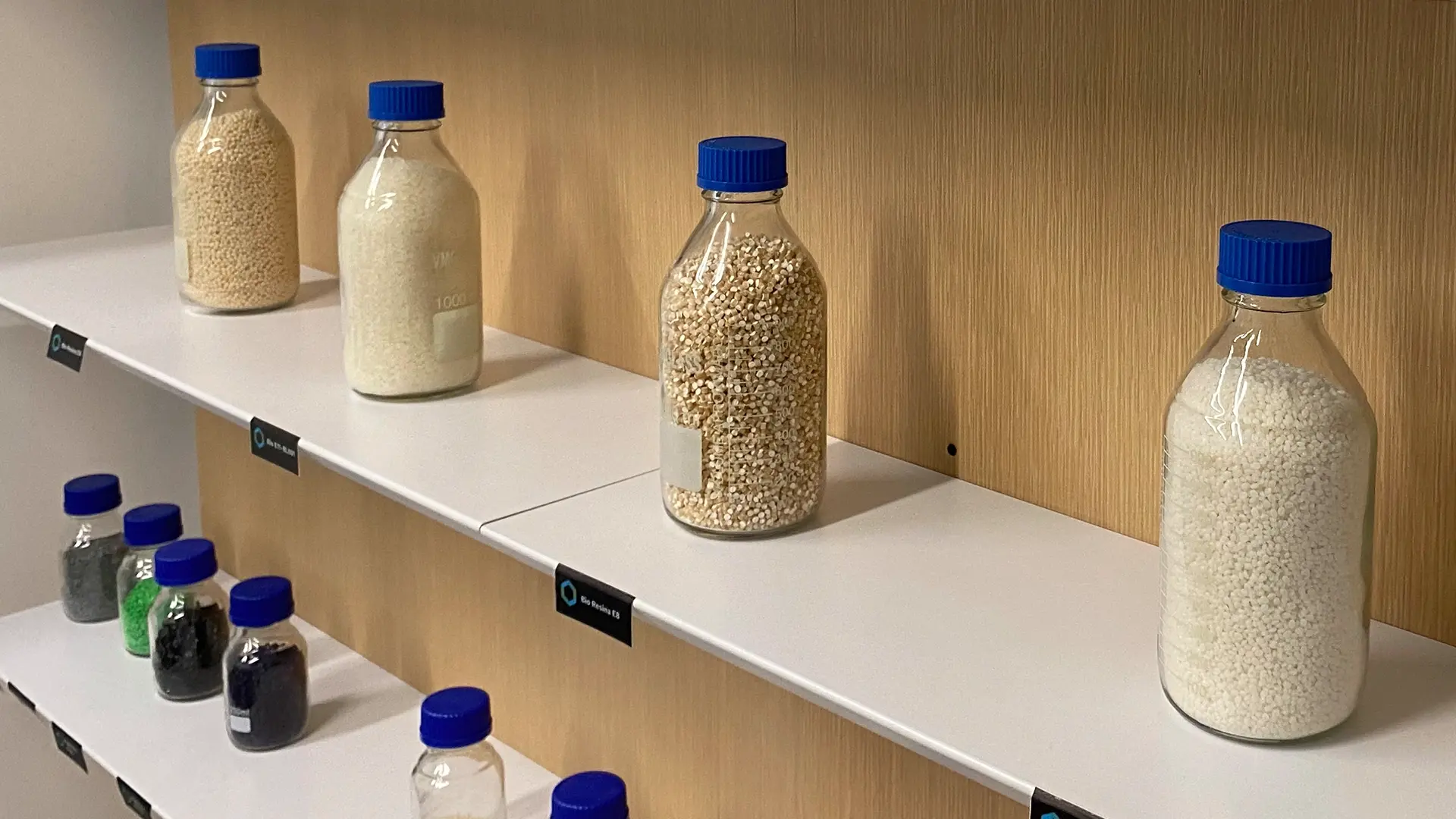 A medida que surgen más investigaciones sobre el impacto del uso excesivo de plásticos, tanto consumidores como fabricantes están buscando alternativas sostenibles y a simple vista, todo lo que contenga el prefijo “bio” suena prometedor, porque se supone que es un producto amigable con el medio ambiente. Sin embargo, estos términos a menudo se confunden, lo que puede llevar a los consumidores a tomar decisiones mal informadas. De acuerdo con el estudio de percepción de plástico y consumo de empaques Latinoamérica 2024 realizado por La Vulca & Netquest, más de la mitad de la población en México (68%) busca certezas en los productos que usa ya que considera que la conciencia ambiental es incierta. Recientemente, el término "biobasado" ha ganado terreno en la industria del plástico, sin embargo, es fundamental entender en qué radica la diferencia con los plásticos convencionales. Los plásticos convencionales se fabrican a partir de combustibles fósiles, mientras que los biobasados provienen de fuentes naturales. No obstante, ser biobasado no garantiza que un plástico sea biodegradable.  Los plásticos biodegradables pueden ser biobasados o contener una mezcla de materiales, pero su característica distintiva es su capacidad para biodegradarse (descomponerse) por la acción de microorganismos, completando su ciclo de vida sin dañar el entorno. Además, la producción de bioplásticos y materiales biodegradables suele consumir menos energía que la de los plásticos convencionales, lo que resulta en una reducción significativa de las emisiones de gases de efecto invernadero y una menor huella de carbono.  Además de su menor impacto durante la producción, los bioplásticos ofrecen beneficios adicionales al final de su ciclo de vida, especialmente a través de la biodegradación. Este fenómeno natural permite que los materiales se descompongan gracias a la acción de hongos y microorganismos, transformándose en nutrientes y energía para el ecosistema. A diferencia de otros métodos como la descomposición o la desintegración, la biodegradación garantiza que el material no deje residuos tóxicos ni microplásticos que puedan dañar a otros seres vivos. Además, la biodegradación ayuda a reducir significativamente la contaminación plástica, especialmente en entornos naturales donde una mala gestión de residuos puede causar daños considerables. Por ejemplo, según datos de la Organización de las Naciones Unidas (ONU), de los más de 280 millones de toneladas de productos plásticos de vida corta que terminan en la basura, el 46% de ellos se deposita en vertederos municipales, mientras que el 22% se gestiona de manera inadecuada y se convierte en basura. Por ello, los plásticos biodegradables que se descomponen sin dejar microplásticos ni sustancias tóxicas, ayudan a mitigar el impacto negativo en el medio ambiente. En general, los plásticos biodegradables ofrecen una alternativa responsable ante los plásticos convencionales. Estos materiales mantienen las mismas funcionalidades y ventajas prácticas que los plásticos tradicionales, pero sin los efectos adversos para el medio ambiente. En ese sentido, es común usar el término "biodegradable" como sinónimo de "compostable" porque ambos términos sugieren que el material se descompondrá de manera natural sin causar daño al medio ambiente.  La confusión entre estos términos surge porque ambos implican descomposición natural, pero no todos los materiales biodegradables son aptos para el compostaje y no todos cumplen con los estándares para ser considerados compostables. Entendamos por qué… La biodegradación es el proceso de descomposición de los materiales por la acción de hongos y microorganismos, mientras que el compostaje es una de las condiciones específicas en las que puede ocurrir este proceso, típicamente en presencia de oxígeno y con parámetros de temperatura y humedad controlados, teniendo como resultado final compost o abono natural. Por lo tanto, aunque algunos materiales son biodegradables y pueden descomponerse en diversas condiciones, no todos son necesariamente compostables, es decir, capaces de descomponerse eficientemente en un ambiente de compostaje. Las condiciones para la biodegradación varían: en el compostaje, ya sea casero o industrial, el proceso es aeróbico (en presencia de oxígeno); en los rellenos sanitarios, la biodegradación ocurre en ausencia de oxígeno; al aire libre, en el ambiente natural, hongos y microorganismos filamentosos desempeñan un papel crucial en la descomposición; y finalmente, en el medio marino, la biodegradación se lleva a cabo gracias a organismos marinos específicos. Estas condiciones diversas aseguran que los plásticos biodegradables puedan descomponerse de manera eficiente en diferentes entornos, reduciendo así su impacto ambiental.  Dado que la industria mundial de bioplásticos está en pleno crecimiento y se prevé que la capacidad global de producción alcance cerca de 7.59 millones de toneladas para 2026, representando el 2% de la demanda mundial de materias primas plásticas, las regulaciones, certificaciones y una adecuada educación son fundamentales para que los bioplásticos alcancen todo su potencial. Al optar por plásticos biodegradables, contribuimos a un futuro más sostenible y saludable para nuestro planeta. Por ello, entender y diferenciar los conceptos de biodegradación, bioplásticos y materiales biobasados  es vital para avanzar hacia una economía más sostenible de los sectores de alimentos, retail, e-commerce, etc. La elección de materiales biodegradables no solo ayuda a reducir la contaminación, sino que también promueve un ciclo de vida más amigable con el medio ambiente, beneficiando tanto a la naturaleza como a la sociedad.